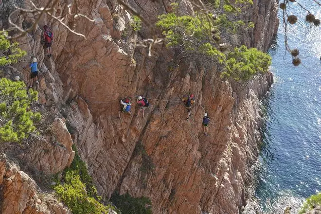 Les imatges de la via ferrada de la Cala del Molí que hauran de desmantellar