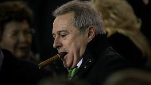Alfonso Rus comptant diners en un cotxe