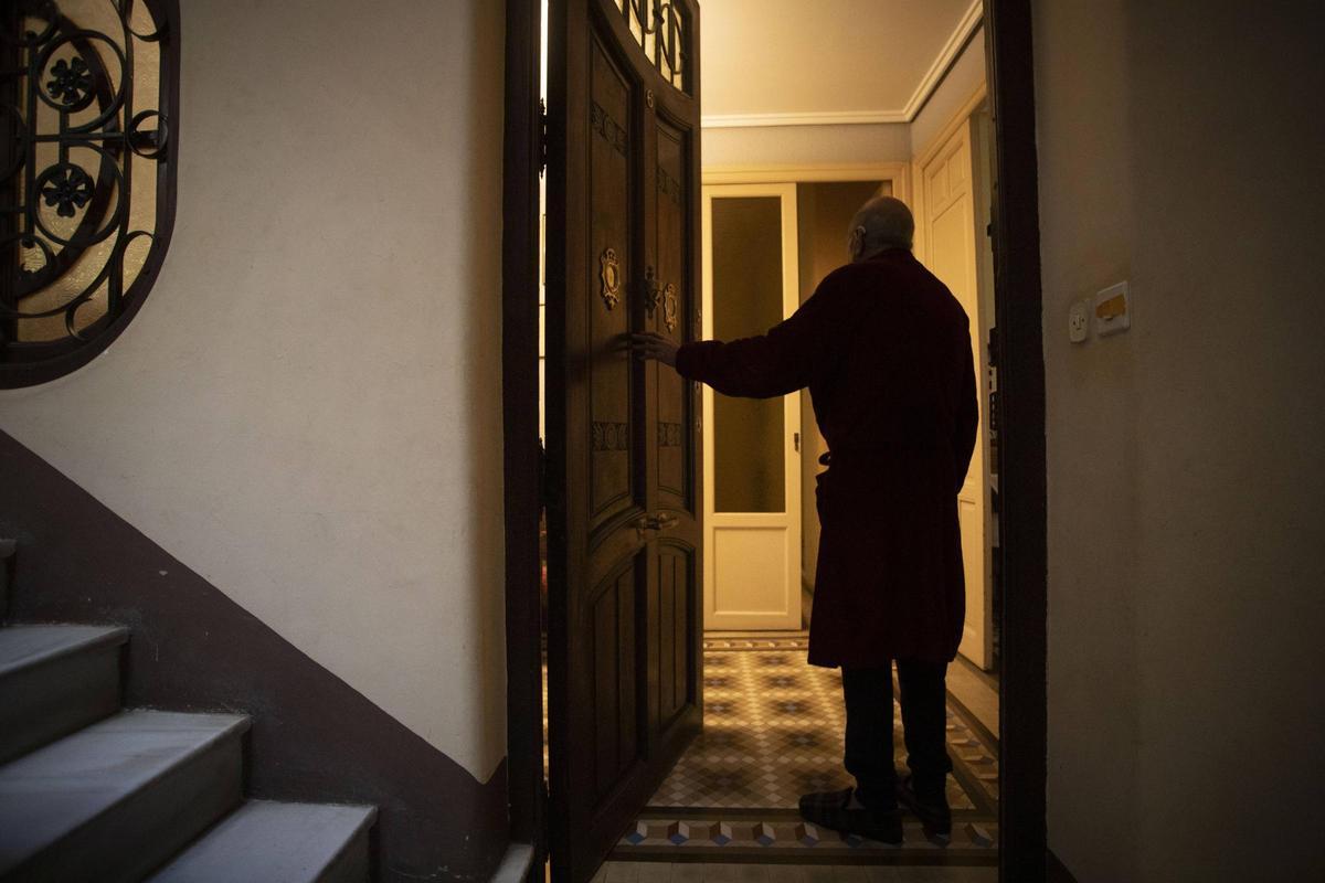 Juan, vecino del sacerdote asesinado, en el quicio de la puerta de su vivienda.