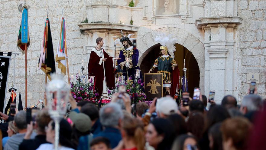 El Santo Entierro congrega a cientos de personas a su salida de la catedral de Ibiza