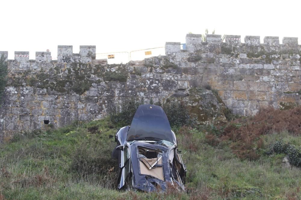 Herida una pareja tras caerse su coche por el precipicio del parador de Baiona.