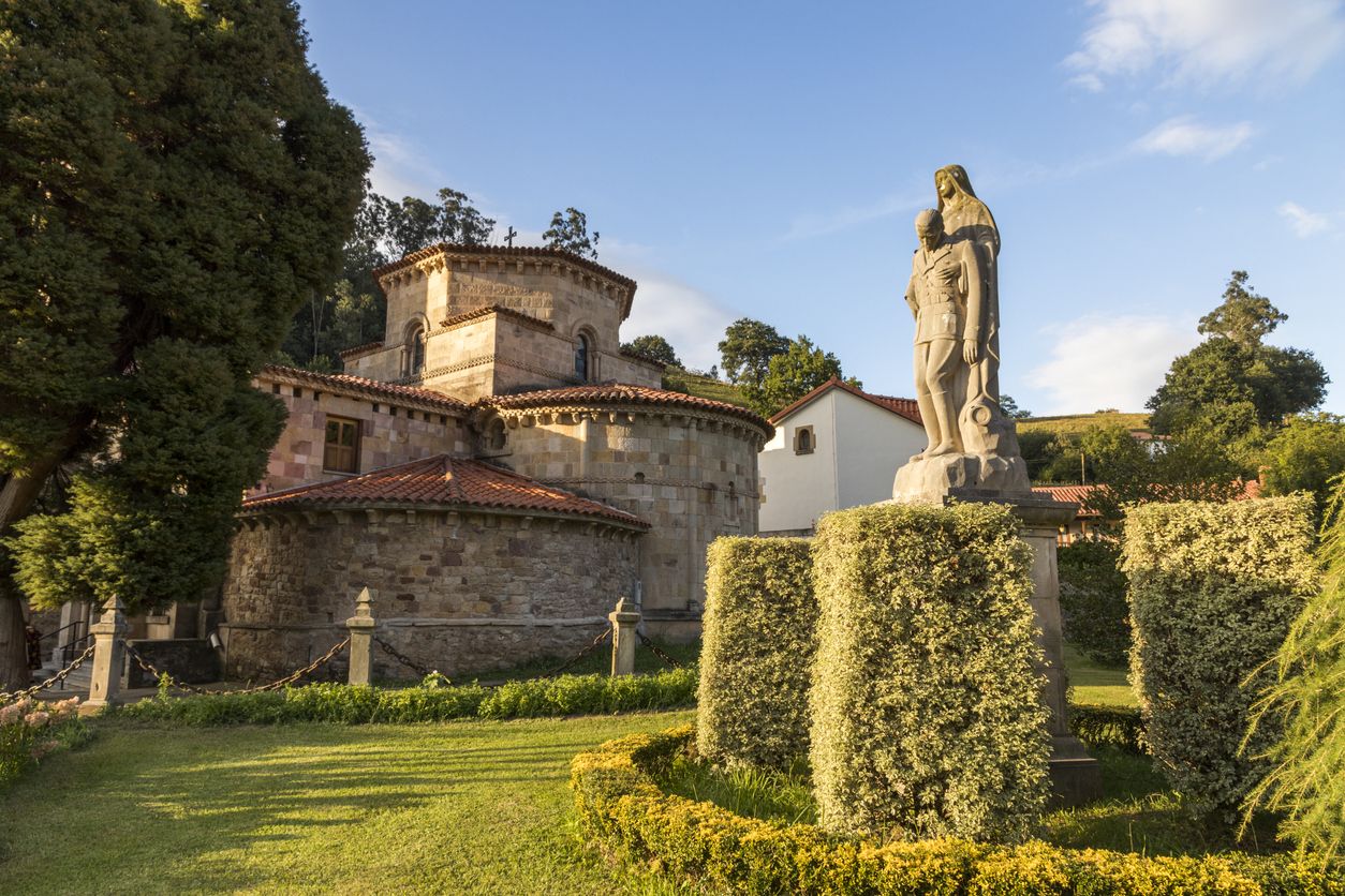 Monumento frente a la iglesia de San Miguel en Puente Viesgo