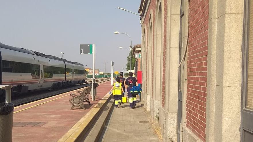 Sanitarios de camino a asistir a la persona afectada por el calor