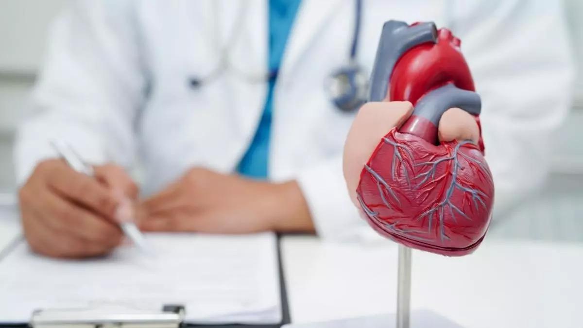 Aurelio Rojas, cardiòleg, recomana tres aliments si tens palpitacions o taquicàrdia