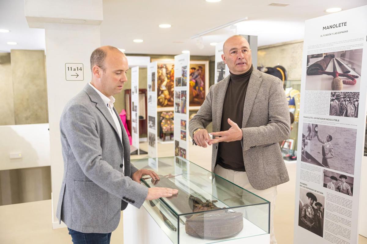 Galería de fotos de la visita del director general de Interior, Vicent Huet, al Museu del Bou de Burriana