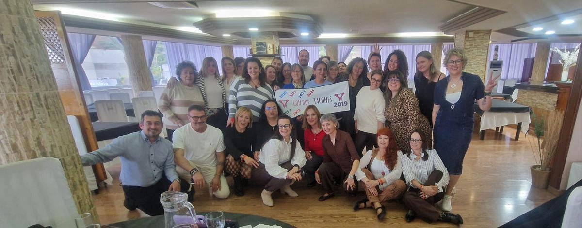 Asistentes a la comida organizada en Alicante por el grupo "Con dos tacones".