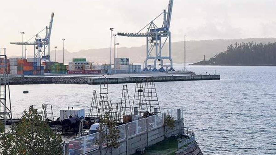 Parte de la zona portuaria ganada al mar con la isla de Tambo al fondo