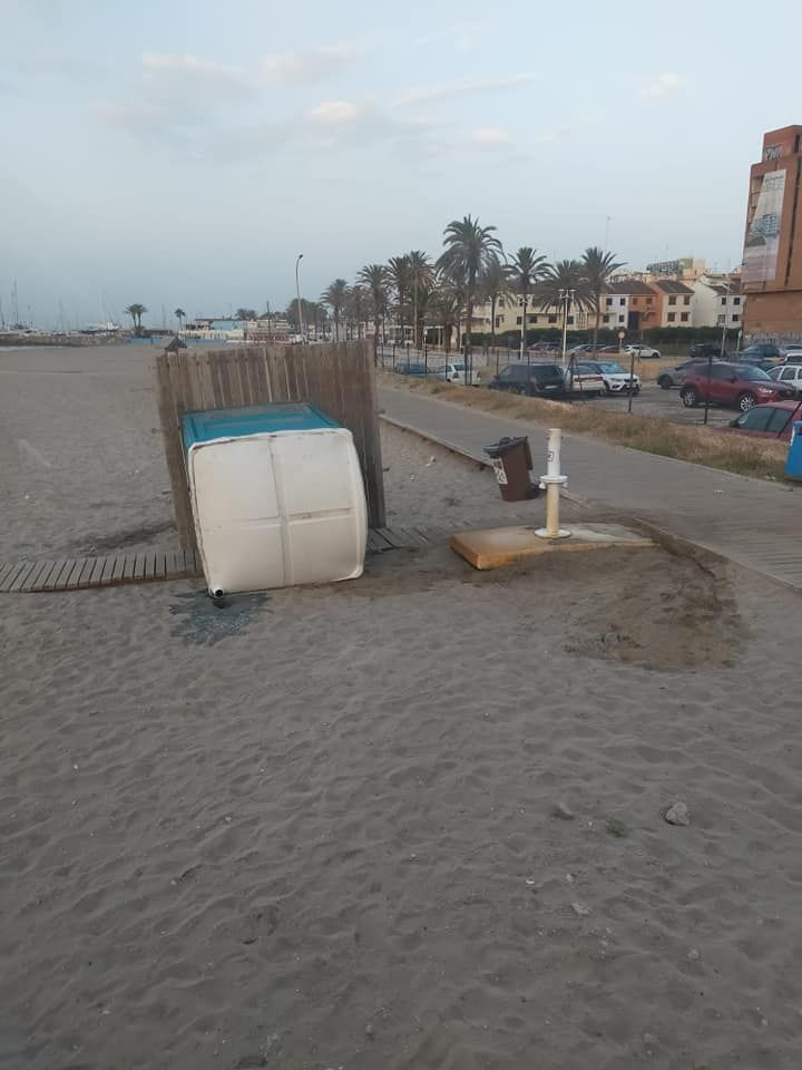 Vandalismo en la playa de El Puig