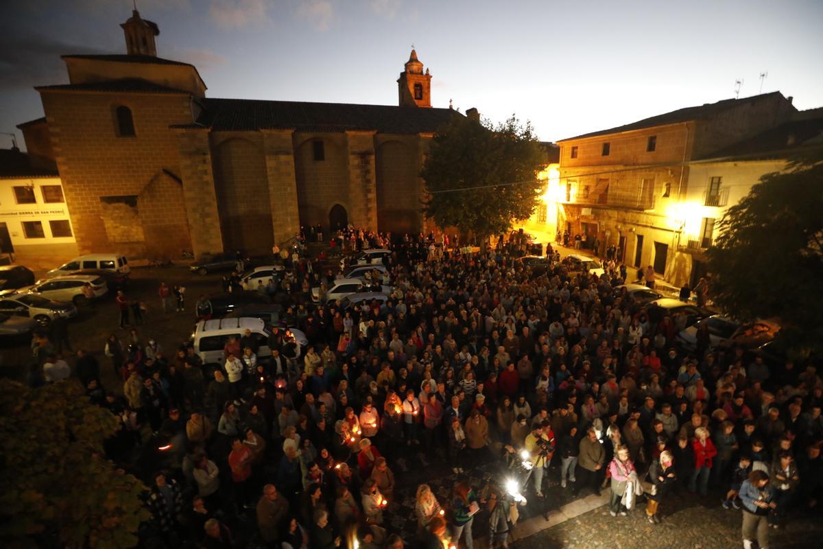 Minuto de silencio por la mujer asesinada en Valencia de Alcántara.