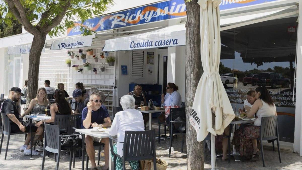 Una terraza donde siempre hay gente de la isla para disfrutar todo el año.