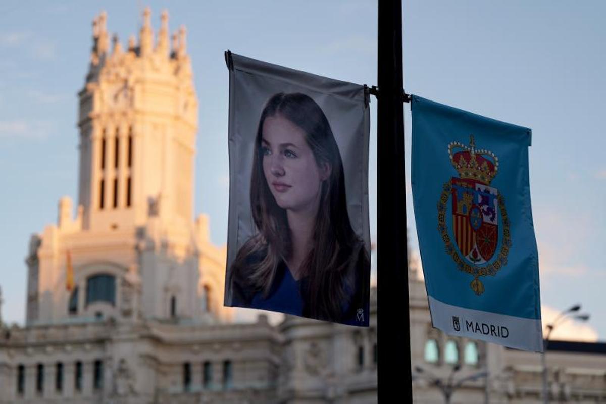Cartel de la princesa Leonor y su estandarte sobre fondo azul, colocado en Madrid por su jura de la Constitución.