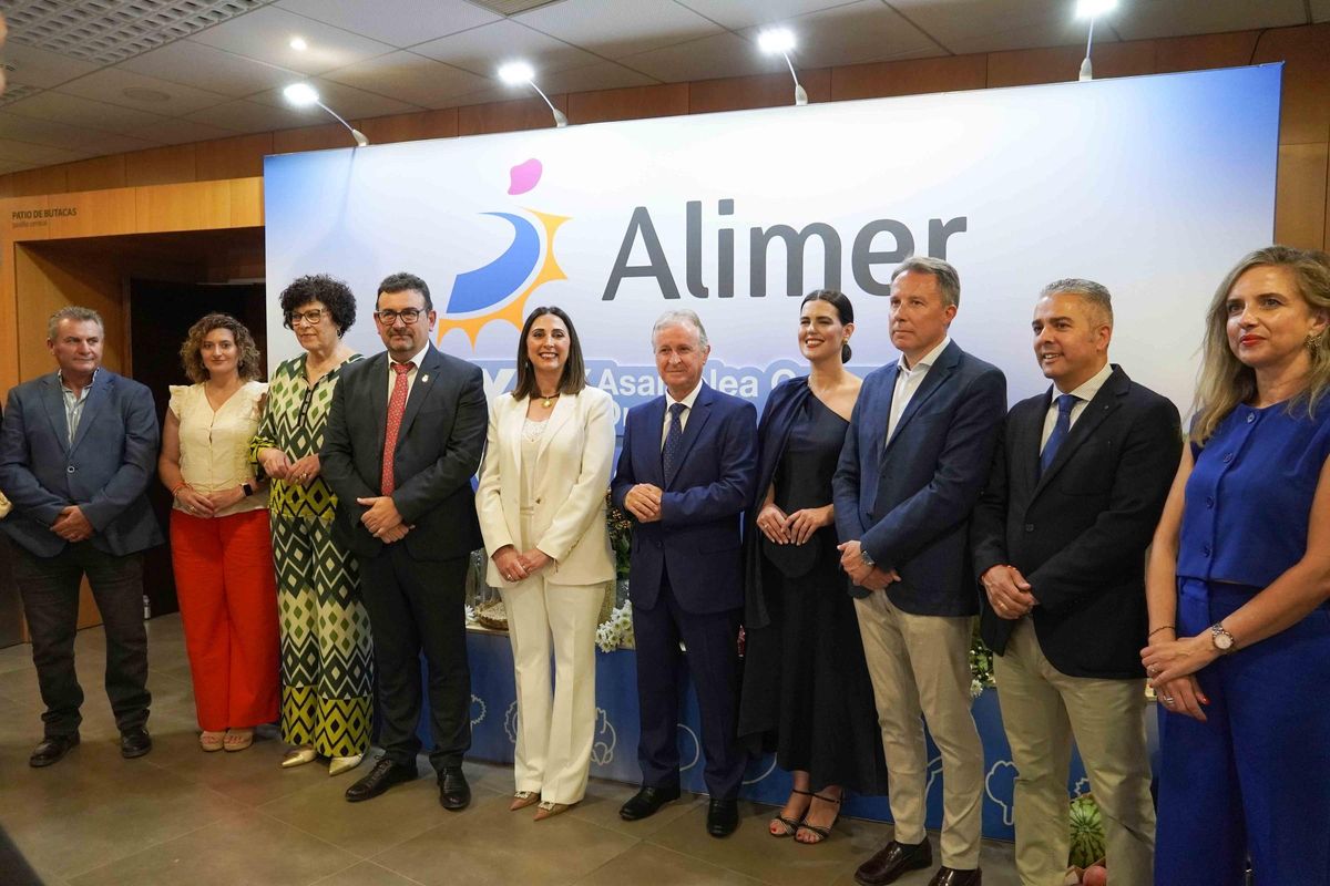 Miembros del Consejo Rector de Alimer, junto con autoridades y representantes institucionales.