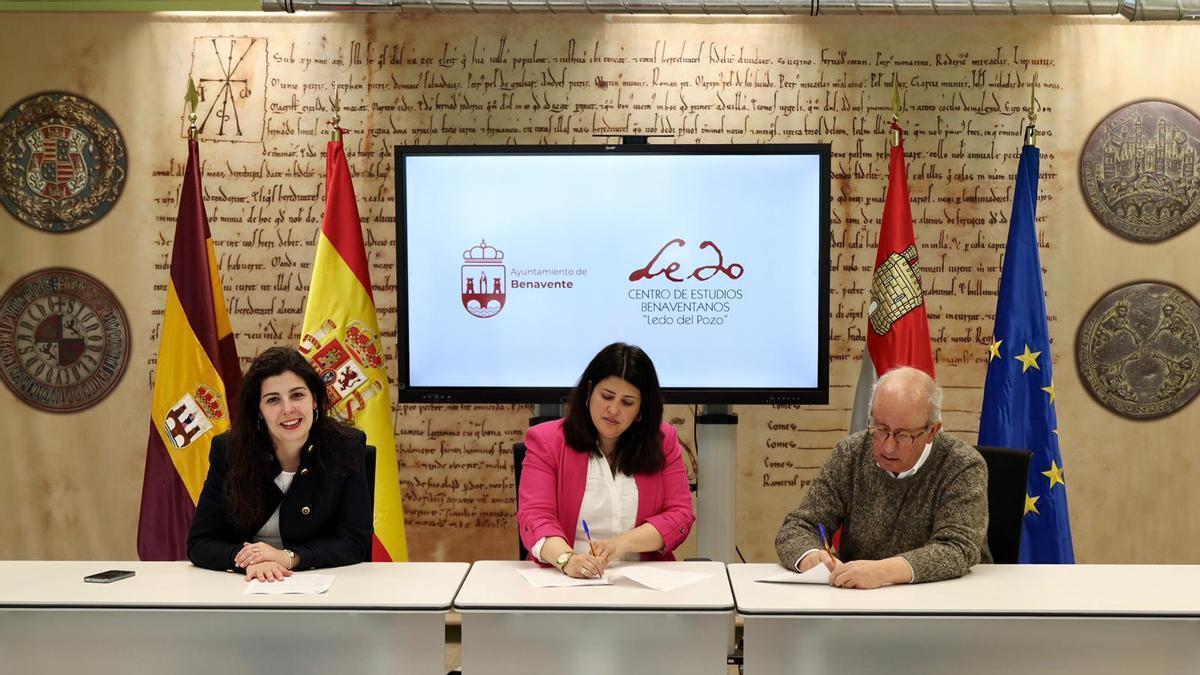 La concejala de Educación, Mercedes Benítez, la alcaldesa, Beatriz Asensio, y el presidente del CEB, Fernando Regueras, durante la firma.