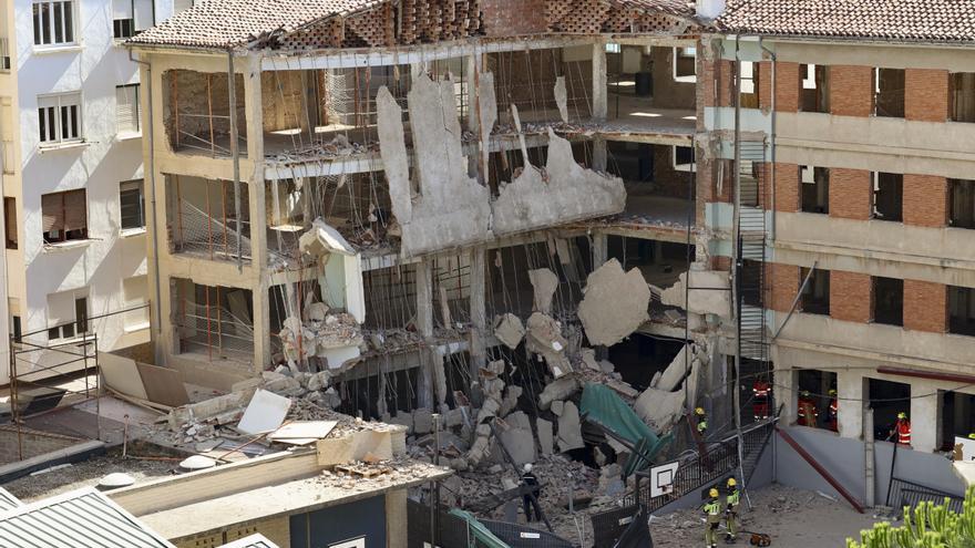 Muere un trabajador bajo los escombros al derrumbarse un colegio de Logroño en obras