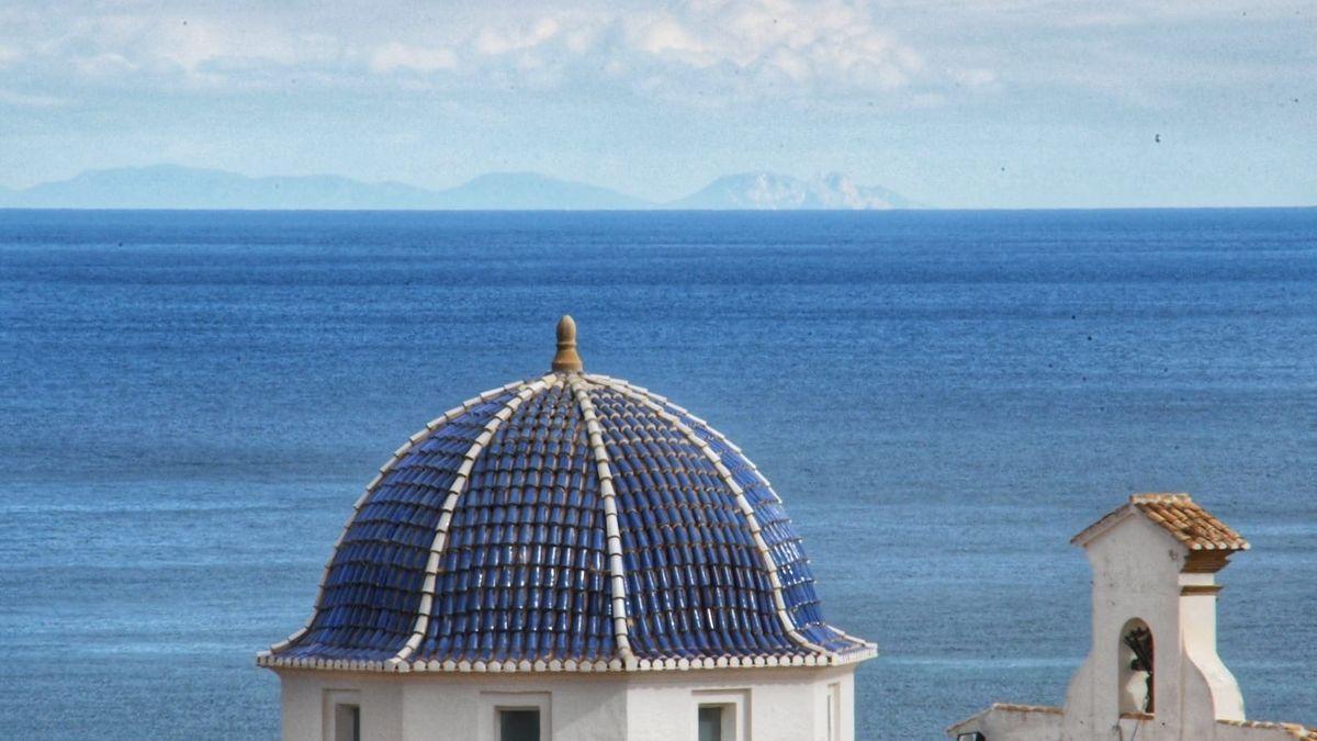 La cúpula vidriada de la ermita del Calvari de Xàbia y, al fondo, Ibiza.