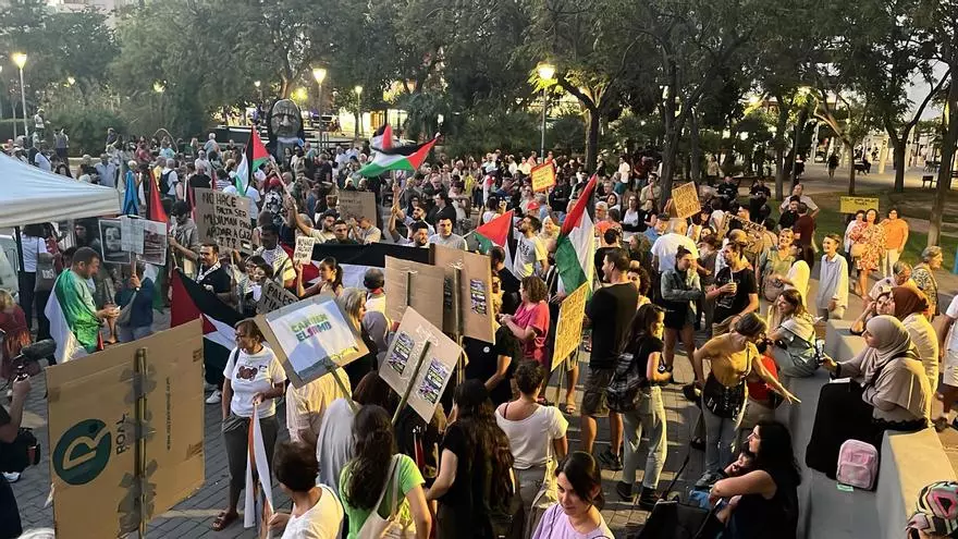 La protesta de Canviem el Rumb contra la masificación pide prohibir jets, cruceros o viviendas turísticas en Ibiza