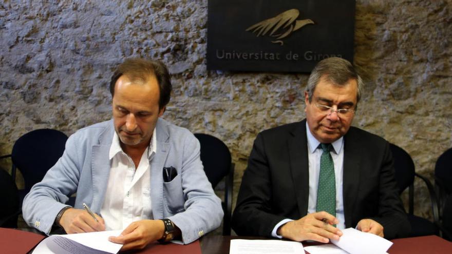 El rector de la UdG; Sergi Bonet (esquerra), i el rector de la Universitat de Talca, Álvaro Rojas, signant el conveni