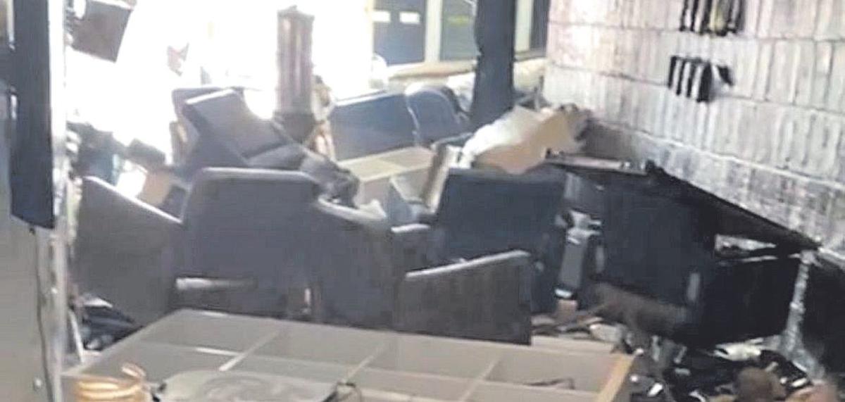 La peluquería, destrozada por la DANA.