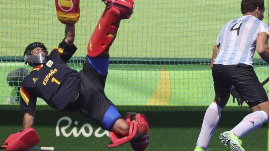 Argentina consigue el gol de la victoria sobre España, ayer.