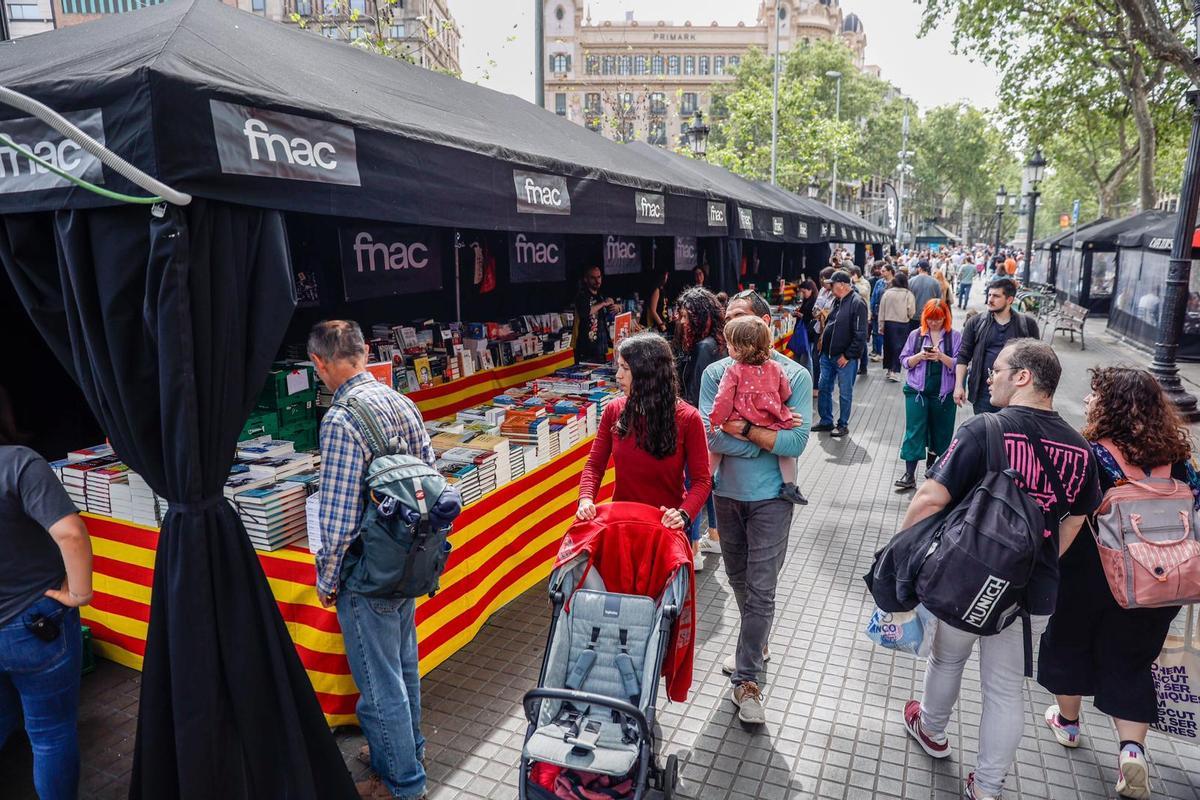 Ambiente de Sant Jordi en la plaza de Catalunya de Barcelona