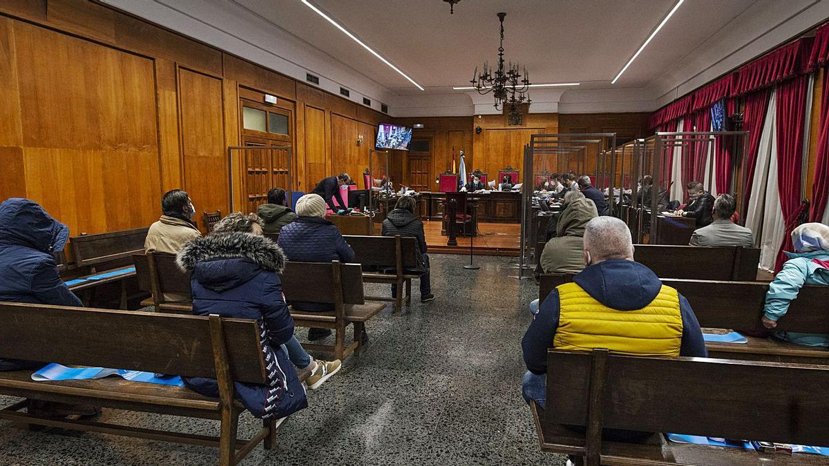 Acusados y defensas, en la sala de vistas de la Audiencia Provincial. |   // BRAIS LORENZO / POOL