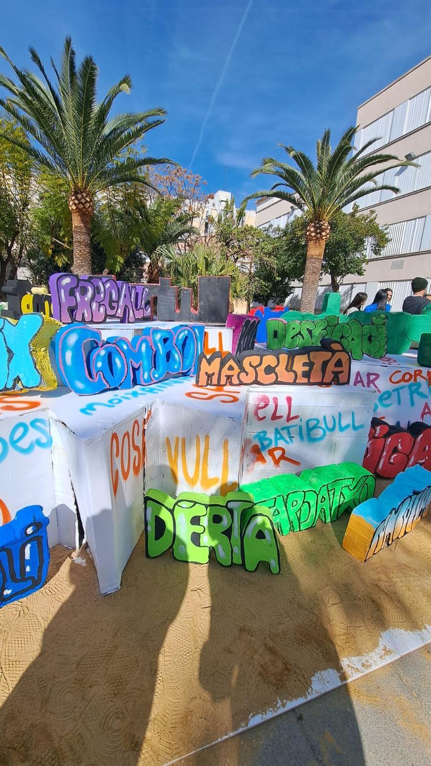 Falla de l'IES Cid, basada en un projecte sobre paraules que ha triat i ha treballat l'alumnat. Algunes en altres idiomes.