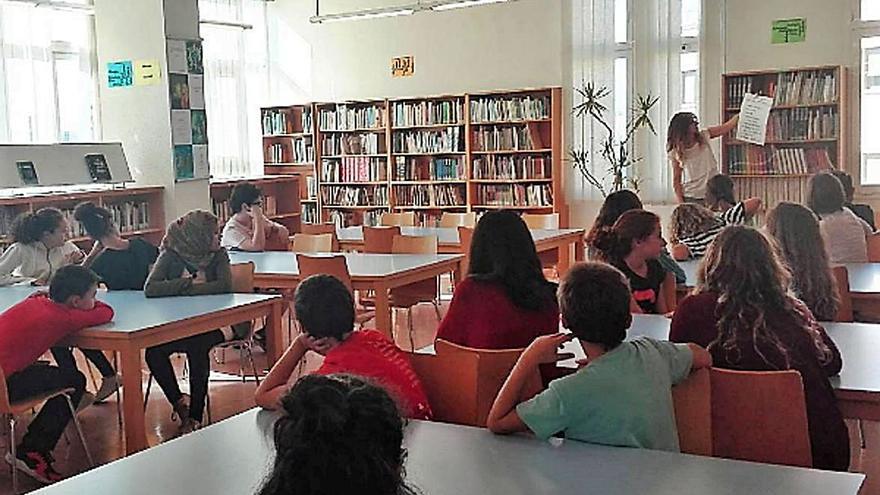 Una sessió de formació a la biblioteca amb alumnat de 1r d’ESO | ARXIU LACETÀNIA