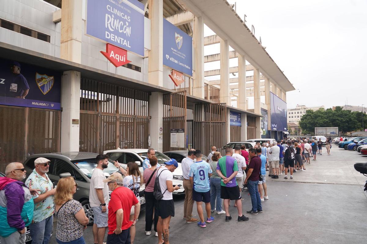 Colas en La Rosaleda de abonados malaguistas para comprar este lunes las entradas del domingo para la ida de la final por el ascenso contra el Almería.