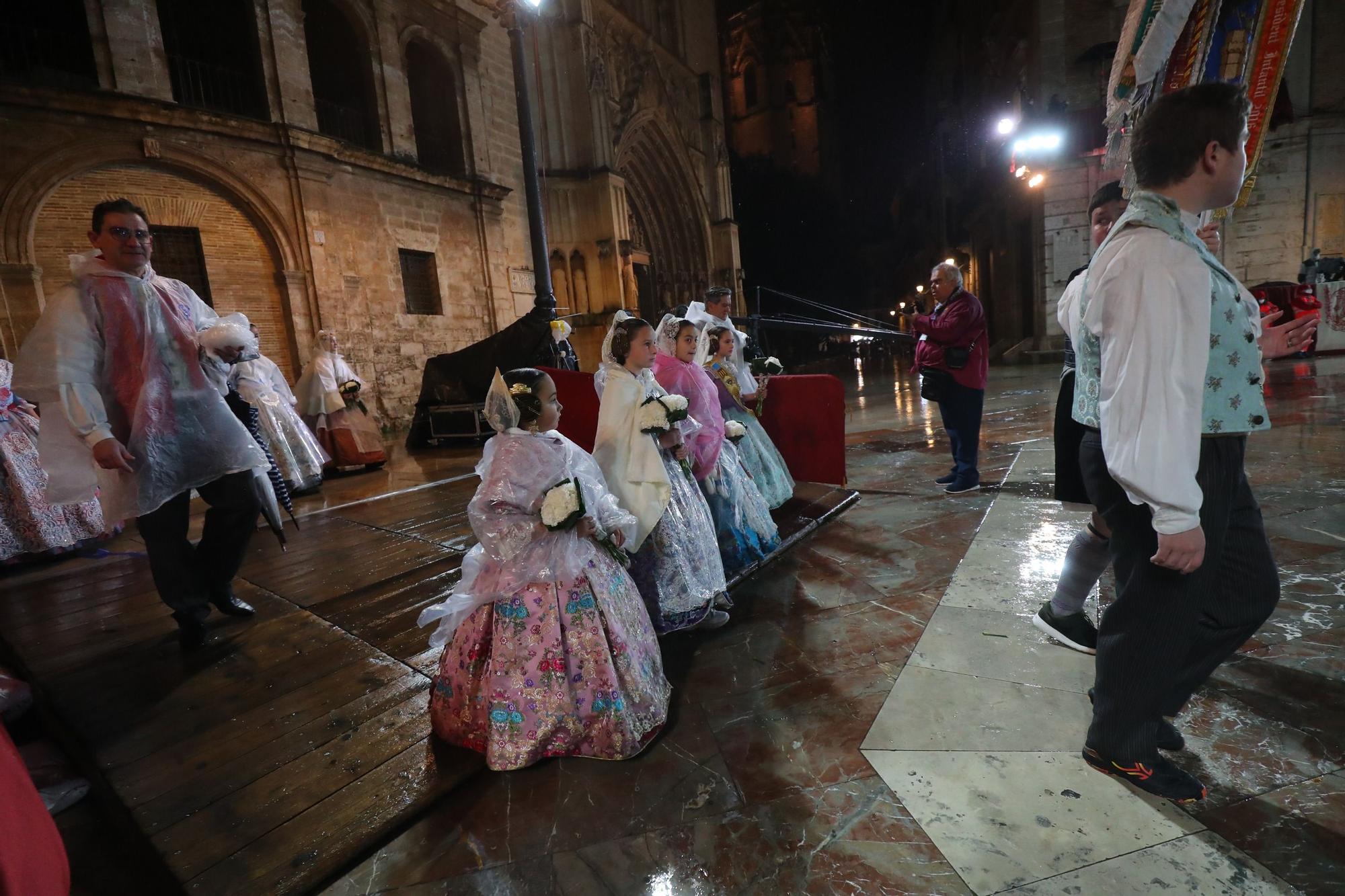 Búscate en el primer día de ofrenda por la calle de la Paz (entre las 19:00 a las 20:00 horas)