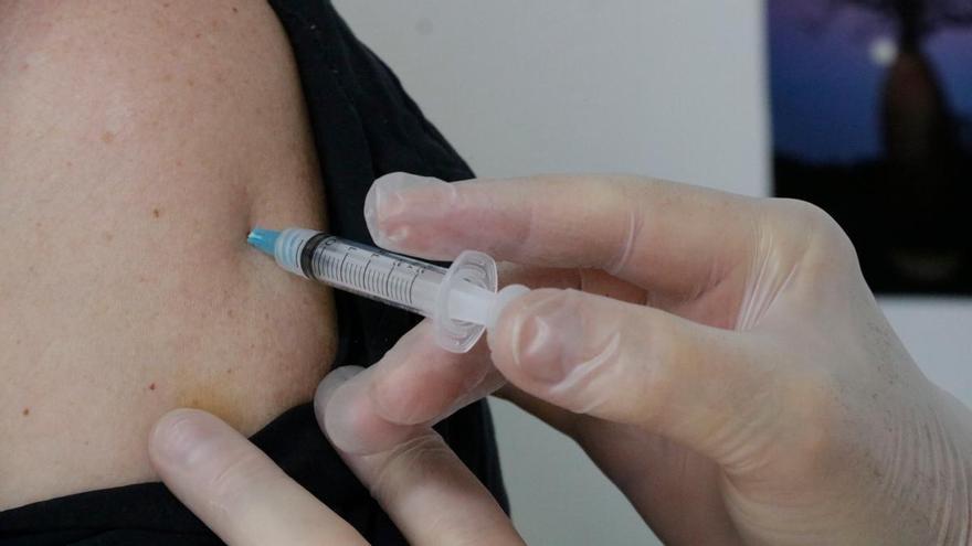 Els pediatres aconsellen una dosi de reforç de la vacuna de tos ferina després que se n&#039;hagin quadruplicat els casos