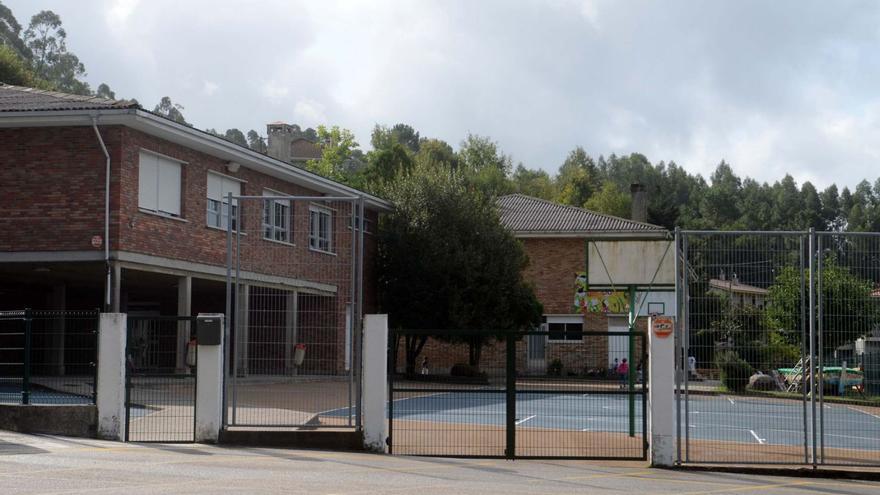 Colegio de As Covas, al que llega la calle Herminia Fariña. | // NOÉ PARGA
