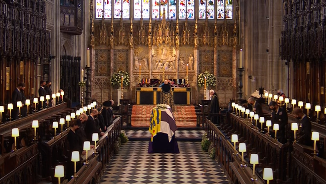 Los príncipes William y Harry sentados frente a frente en el funeral de su abuelo, el duque de Edimburgo