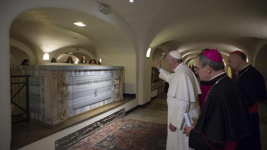 El Papa rezando ayer por los sacerdotes fallecidos.