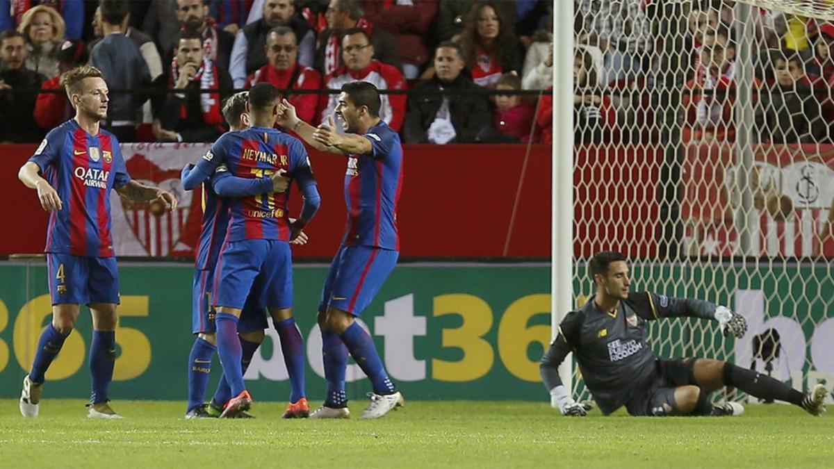 Ivan Rakitic acude a celebrar con la Messi, Suárez y Neymar un gol en el Sevilla-Barça (1-2) de la Liga Santander 2016/17