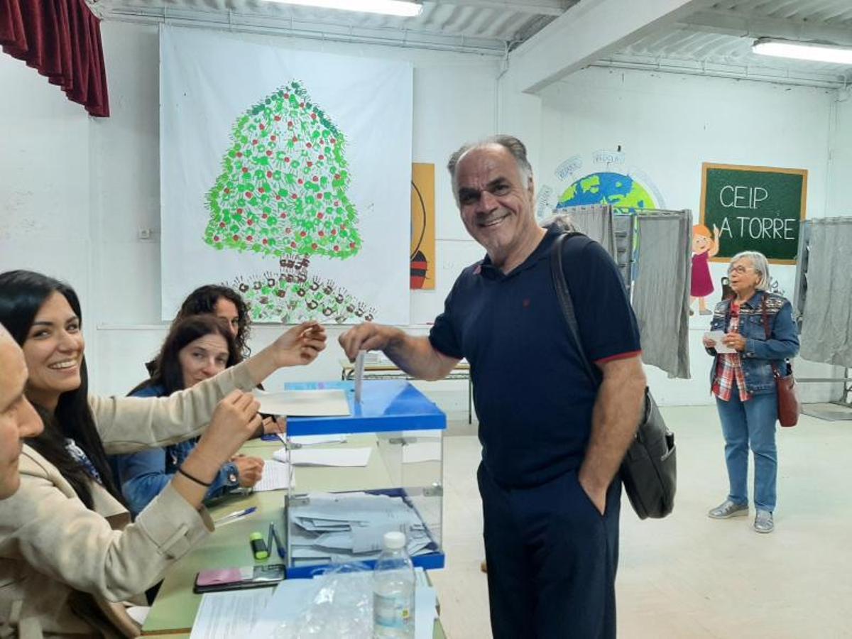 Camilo Macenlle, del PSOE, votando en el CEIP A Torre. |   // FDV