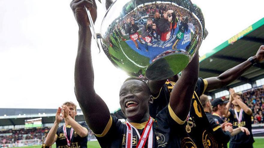 Sisto, con un trofeo conquistado con el Midtjylland. // @fcmidtjylland