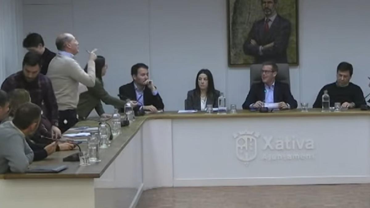 Cruce de reproches entre los concejales populares y los socialistas antes de abandonar los primeros el pleno.