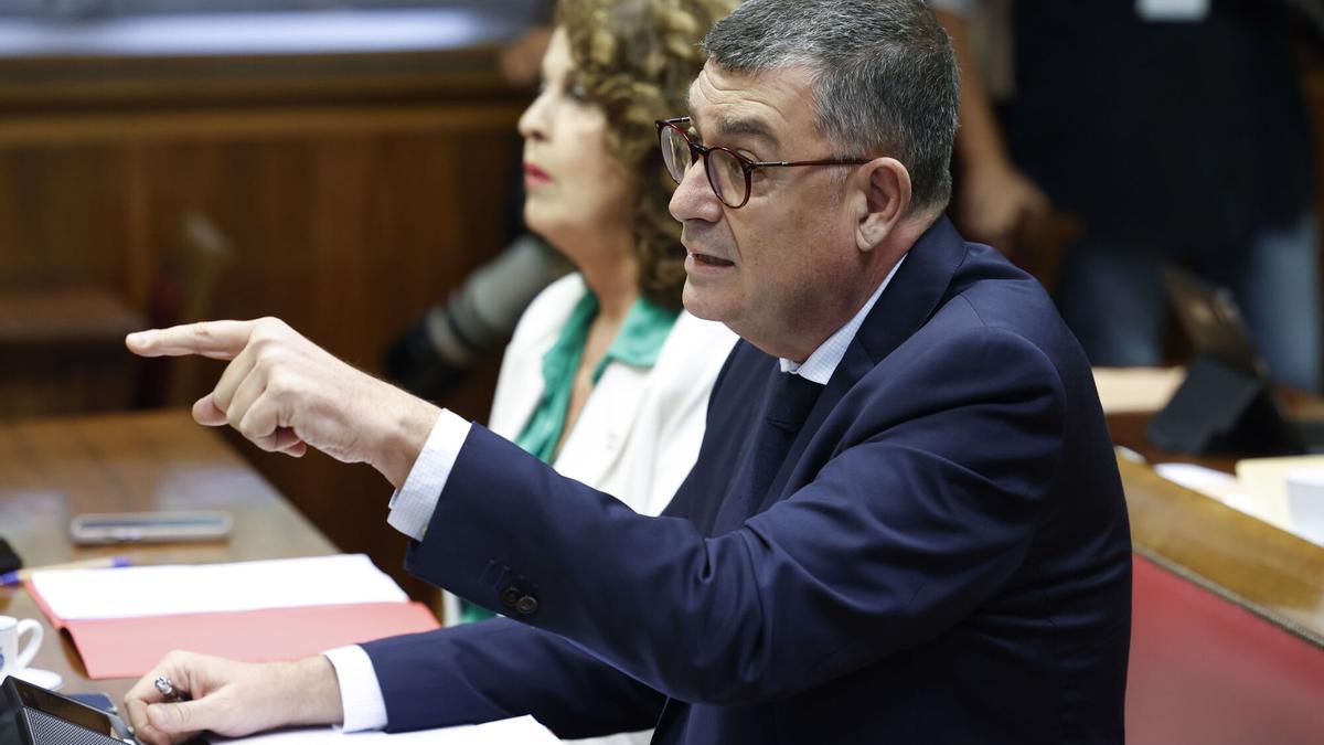 El senador de Compromís Enric Xavier Morera interviene durante la comparecencia del presidente del Gobierno, Pedro Sánchez, este jueves ante la comisión de investigación del caso Koldo en el Senado. EFE/Chema Moya