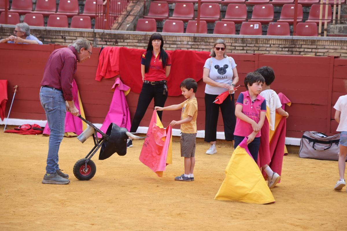 La plaza de los Califas en Córdoba abre el ruedo a la afición para vivir el toreo desde dentro La plaza de los Califas en Córdoba abre el ruedo a la afición para vivir el toreo desde dentro