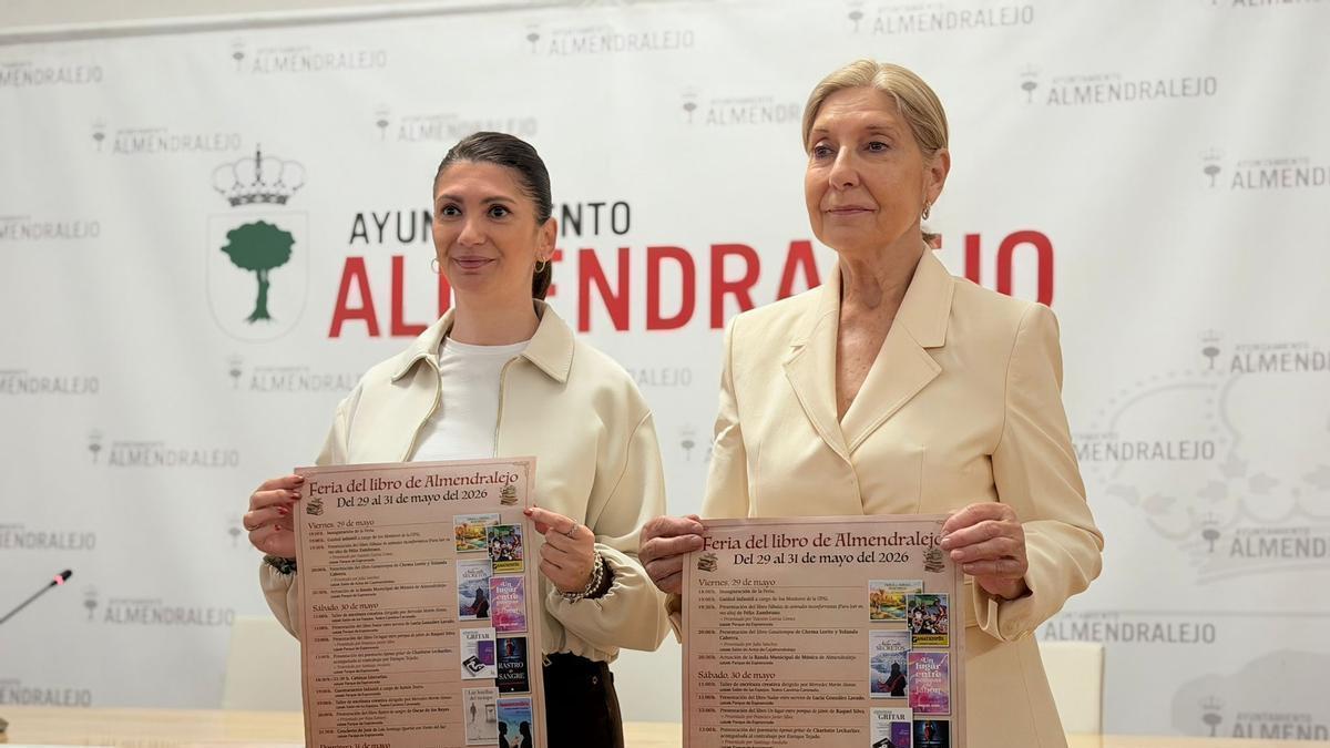 Isabel Ballesteros y Toni Lázaro presentan la Feria del Libro de Almendralejo.