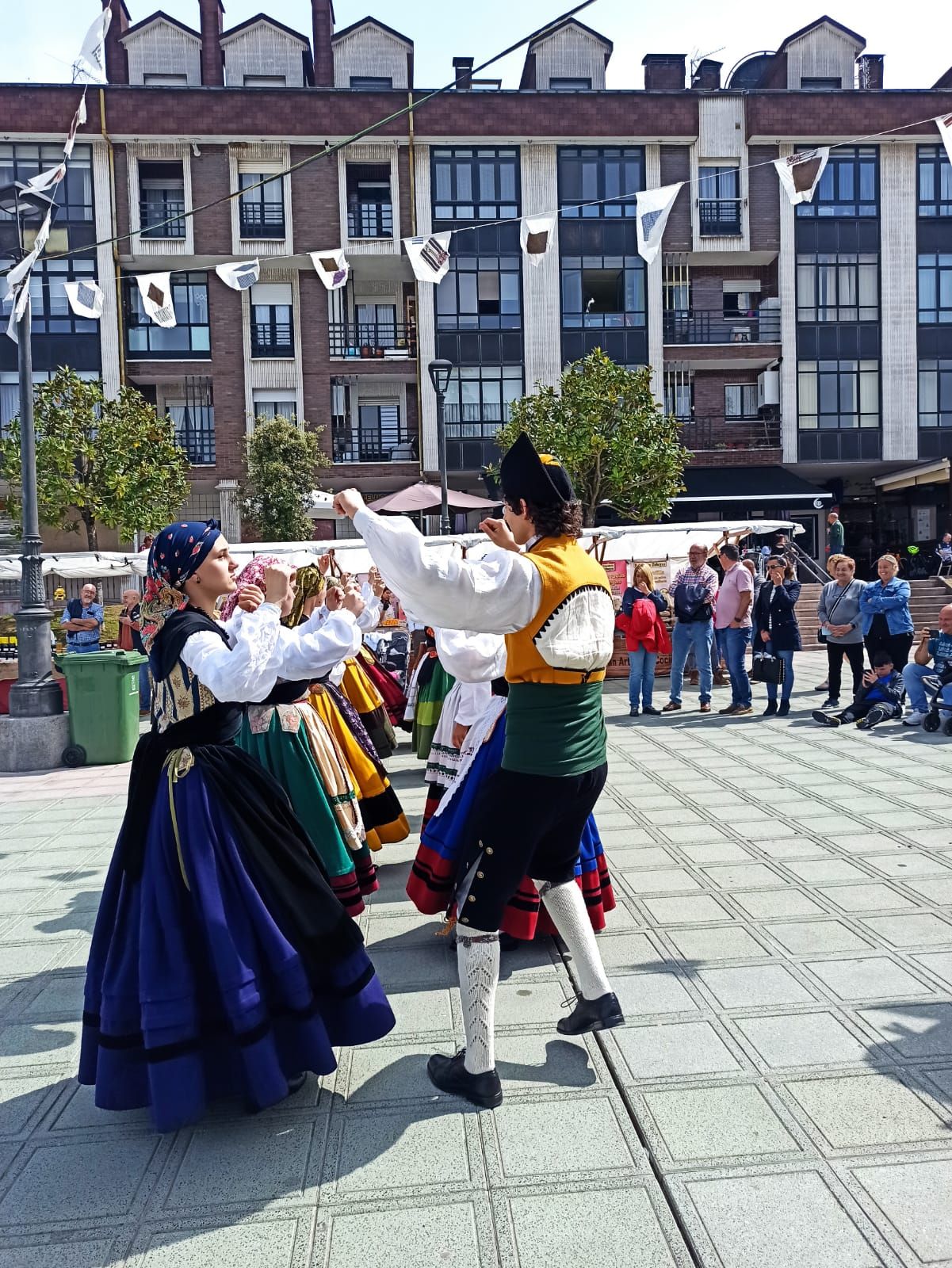 El mercado de San Isidro llena Posada de Llanera de tradición, música y niños