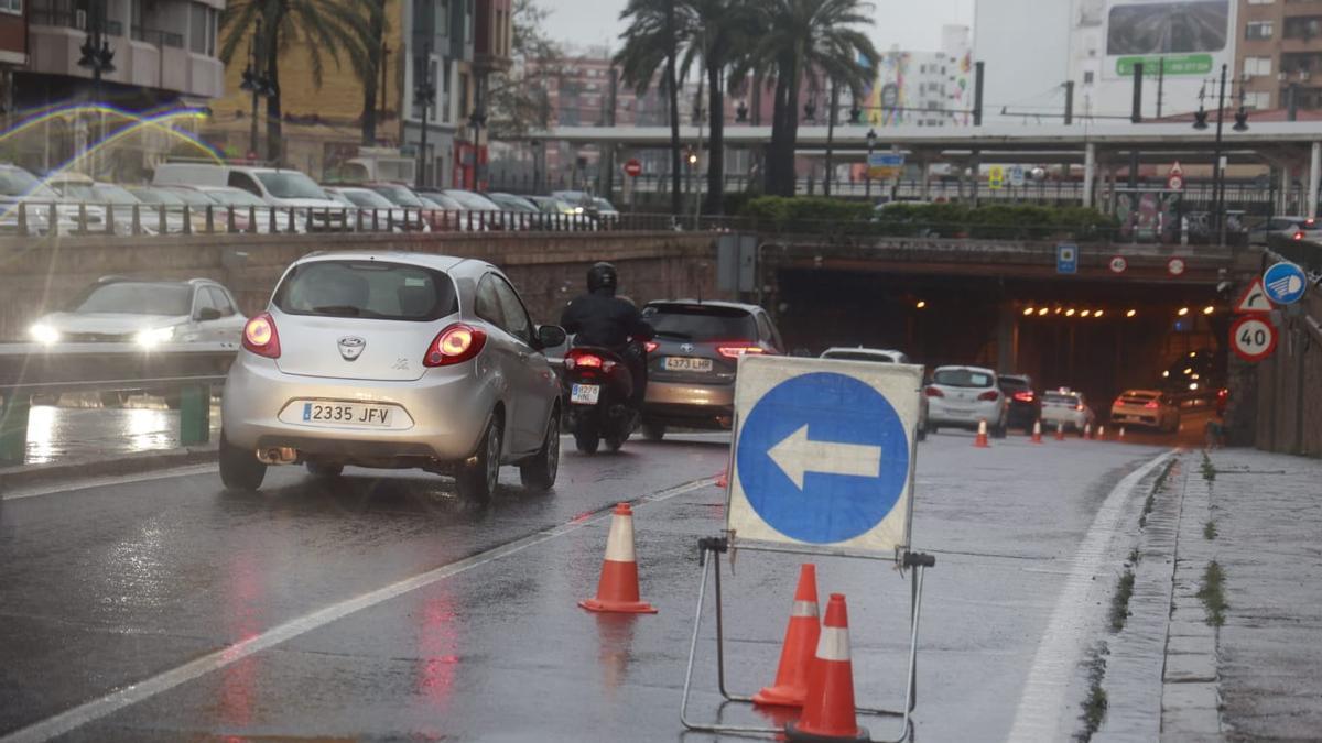 Cola de tráfico a la entrada del túnel de Germanías.