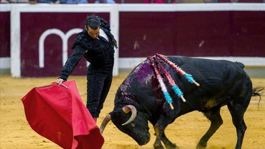 Urdiales borda el toreo en su tierra