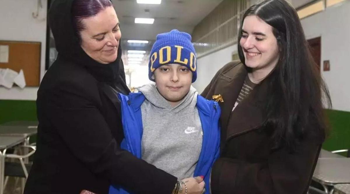 Lois, amb la seva mare, la Mònica, i la seva germana, la Ximena.