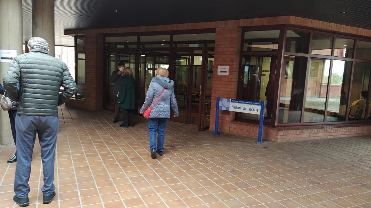 Vacunación en el salón de actos del centro de salud Santa Elena