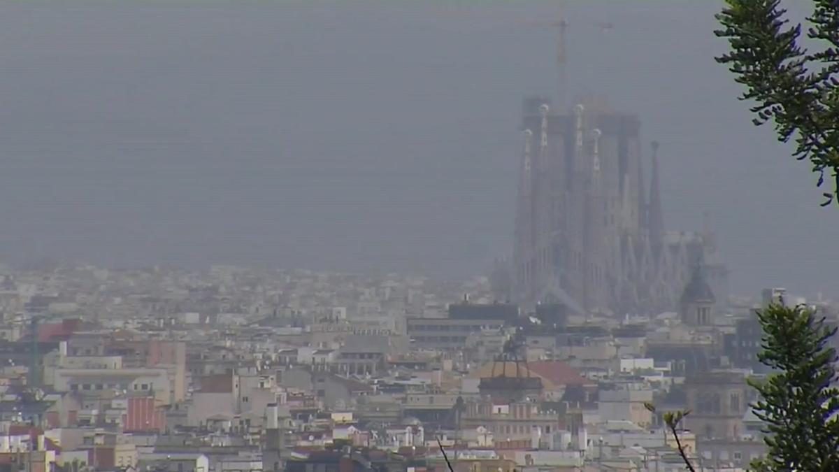 La lluvia ayuda a limpiar el cielo de Barcelona de la capa de polvo africano