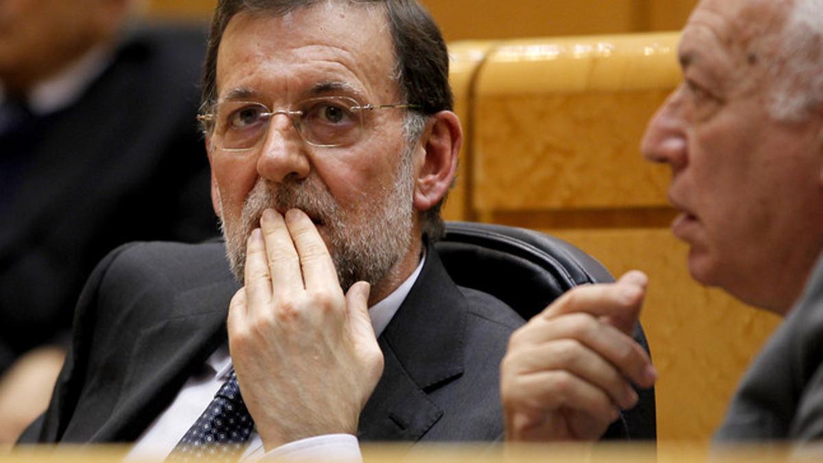 Mariano Rajoy, junto al ministro de Exteriores, José Manuel García Margallo (derecha), en el Senado, el pasado marzo.