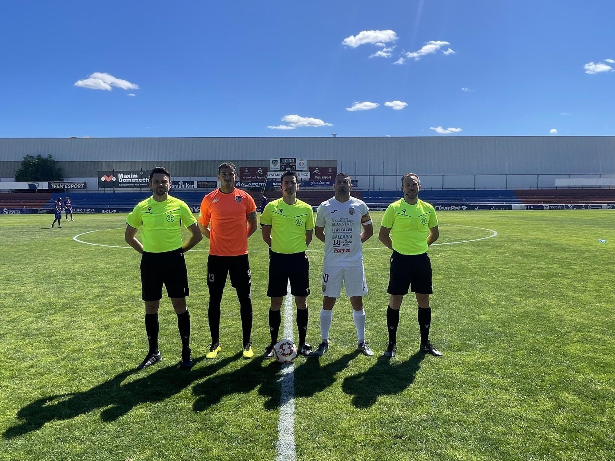 El capitán peñista, Salinas, posa antes del partido con el trío arbitral y el capitán del Alzira