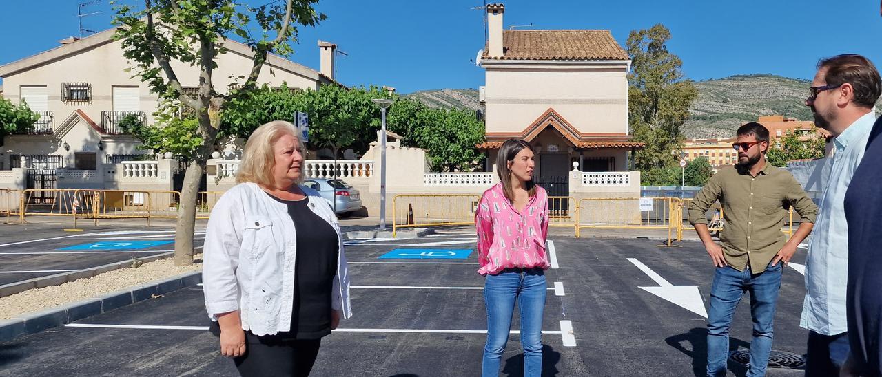 La alcaldesa, Araceli de Moya (i), visitó la instalación junto a la concejala del área de Urbanismo, María Jiménez.