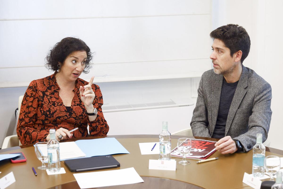 La consellera de Economia, Alícia Romero, con el portavoz de los Comuns en el Parlament, David Cid, este viernes